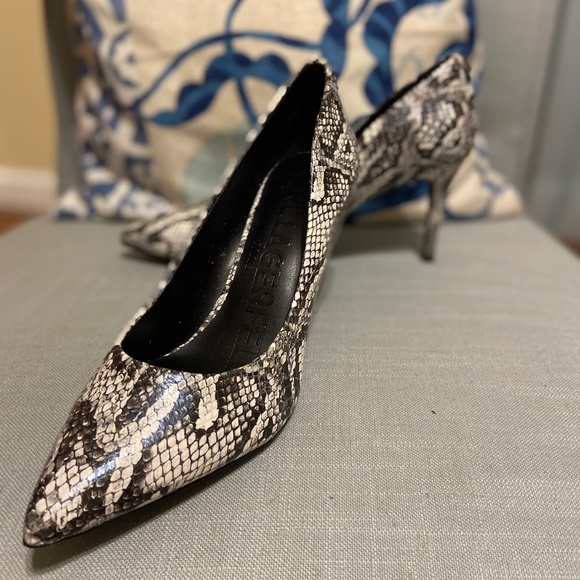 KARL LAGERFELD PARIS Royale Snakeskin Embossed Leather Pumps Size 8 - Picture 4 of 5